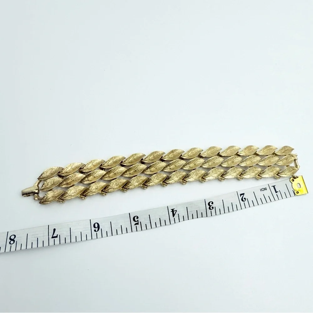 Vintage Lisner Gold Tone Leaves Link Chain Bracelet